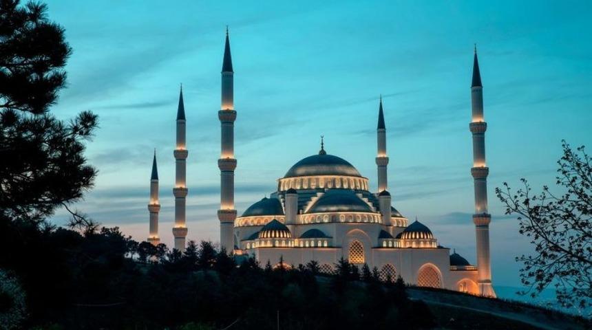 Akşam ezanı saat kaçta okunuyor? Diyanet namaz ve iftar saatlerini açıkladı