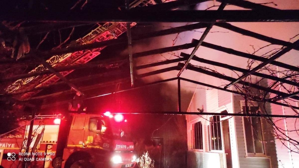 &Ccedil;ıkan yangında m&uuml;stakil ev ve k&ouml;m&uuml;rl&uuml;k k&uuml;l oldu