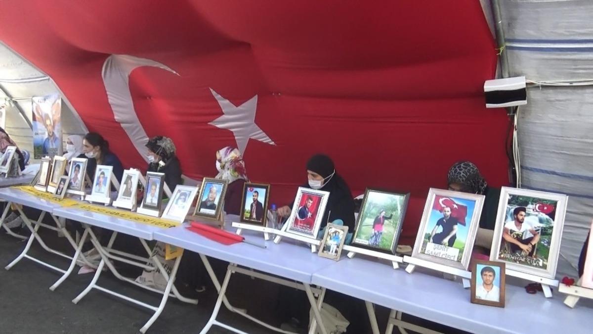 HDP &ouml;n&uuml;ndeki ailelerden PKK&rsquo;lı ter&ouml;rist Demirtaş&rsquo;a tepki