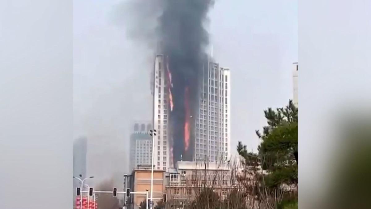 &Ccedil;in&rsquo;de dev g&ouml;kdelende yangın: Alevler binayı sardı