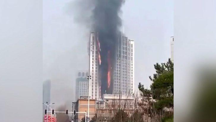 Çin’de dev gökdelende yangın: Alevler binayı sardı G1