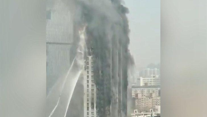 Çin’de dev gökdelende yangın: Alevler binayı sardı G3