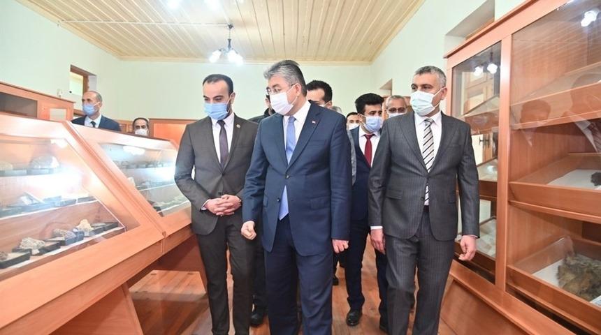 Vali Yılmaz nostaljik eğitim malzemeleri sergilenen m&uuml;zeyi gezdi