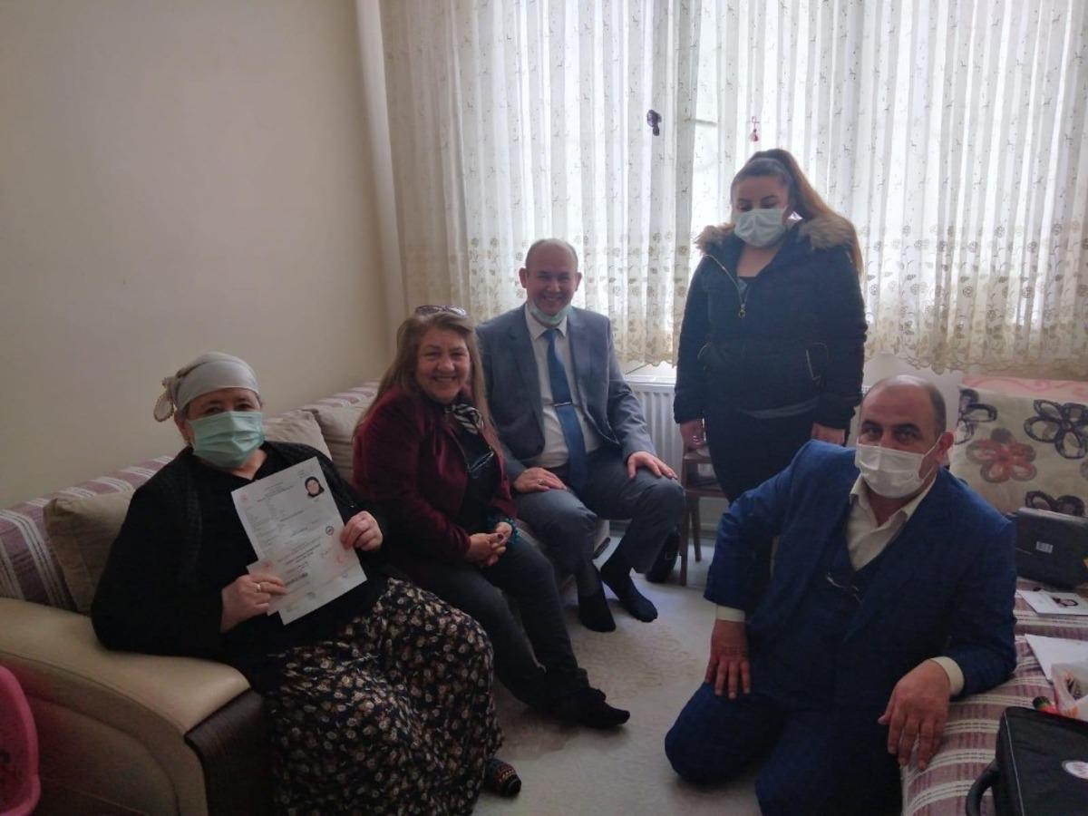Tepebaşı İl&ccedil;e N&uuml;fus M&uuml;d&uuml;rl&uuml;ğ&uuml;, 65 yaş &uuml;st&uuml; vatandaşların evine giderek hizmet verdi