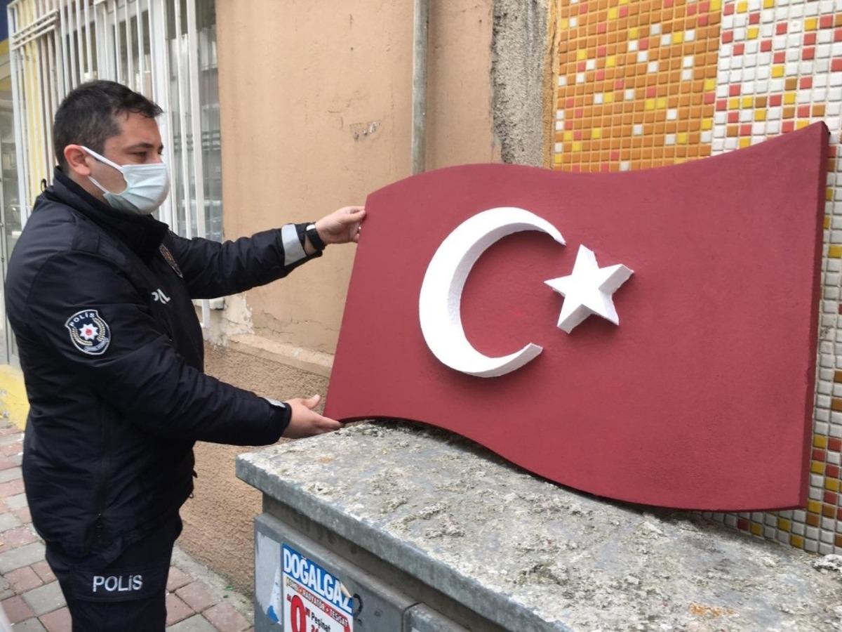 Polisler T&uuml;rk Bayrağı&rsquo;nı yerde bırakmadı
