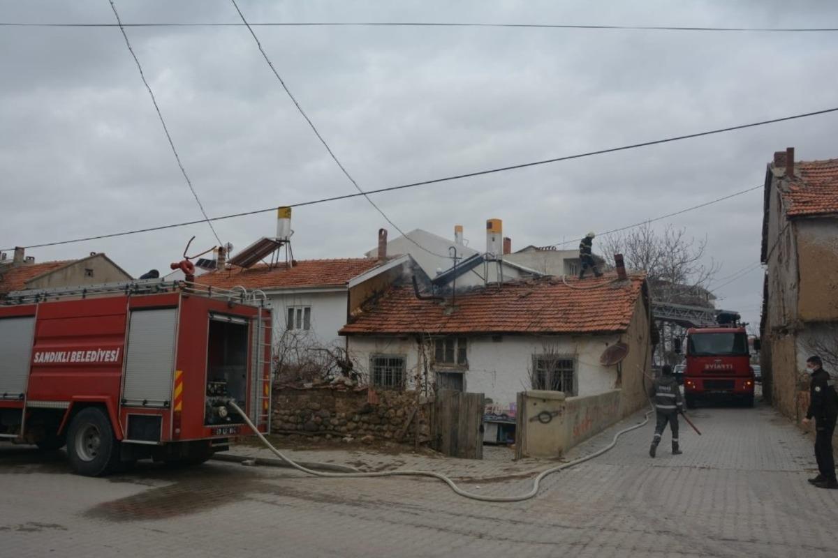 Sandıklı&rsquo;da tek katlı ahşap ev k&uuml;l oldu