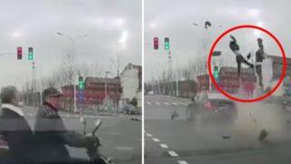 Dehşet verici kaza kameraya yansıdı! Yaşlı çift havaya savruldu, kaza tartışmalara neden oldu