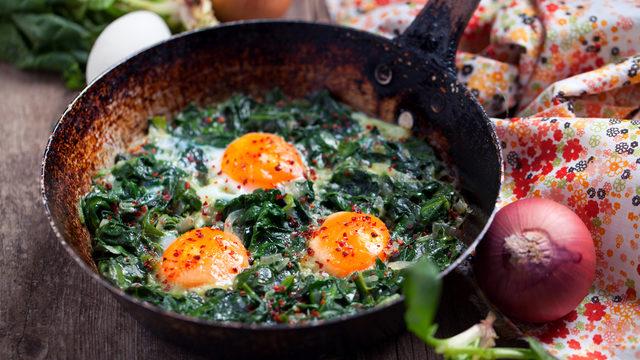 Ispanaklı yumurta tarifi ile uzun süre tok kalın!