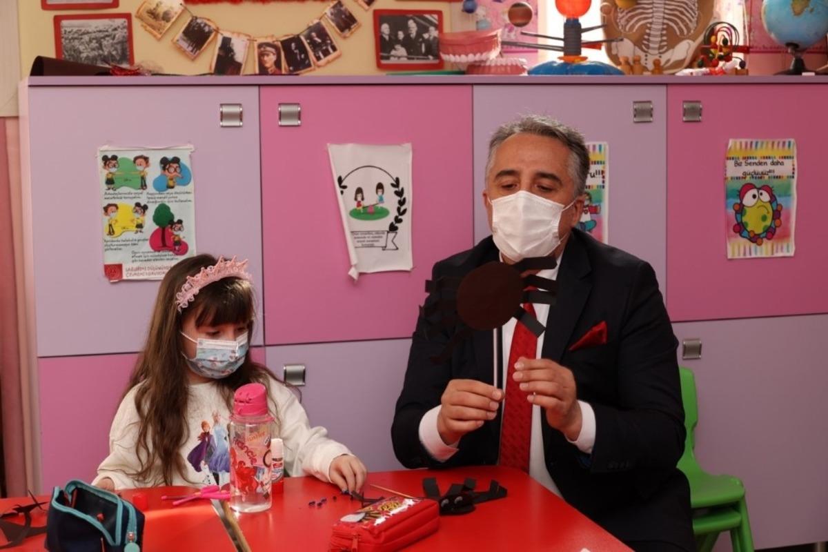 Başkan Savran&rsquo;dan &ccedil;ocuklara boyama kitabı s&uuml;rprizi