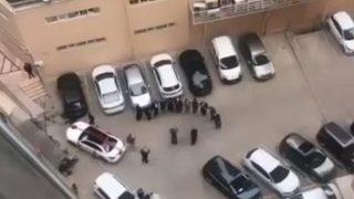 Site otoparkında 'pes' dedirten manzara! Konvoydan inip halay çektiler