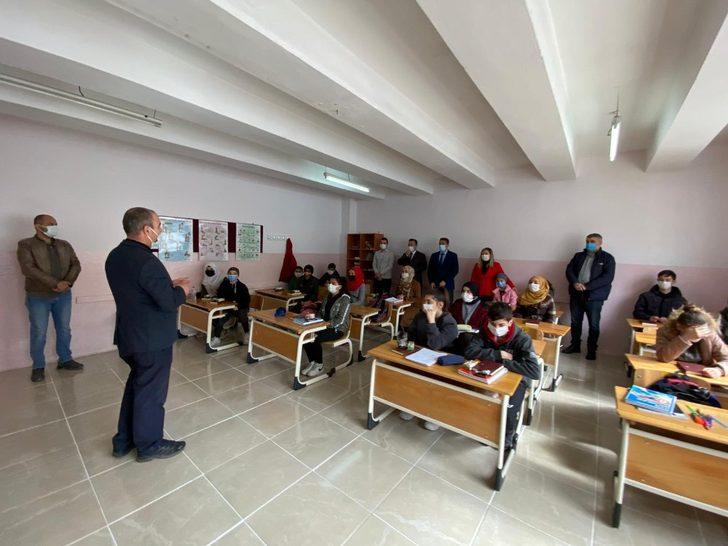 Miraç Kandili nedeniyle imam hatip ortaokullarında Kur’an-ı Kerim dağıtıldı G1