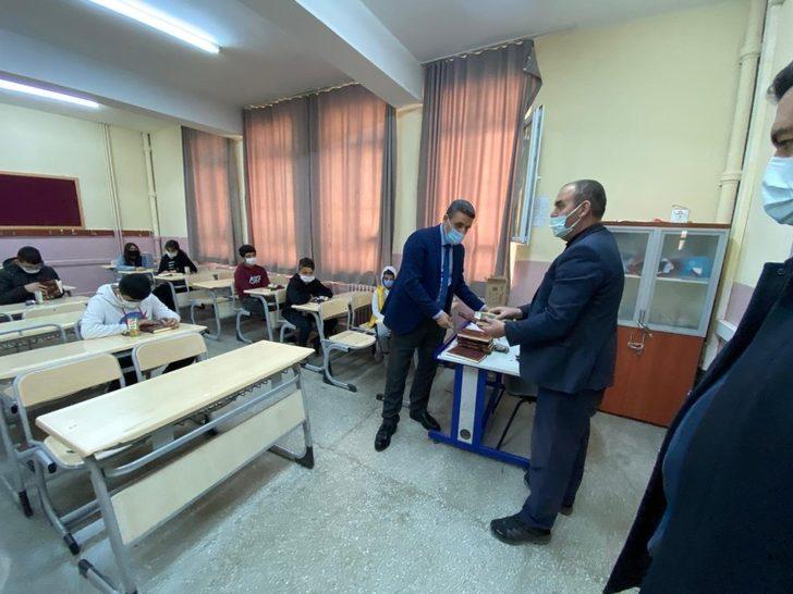 Miraç Kandili nedeniyle imam hatip ortaokullarında Kur’an-ı Kerim dağıtıldı G3
