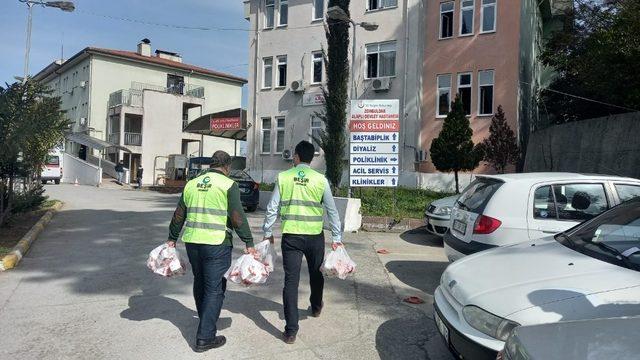 Dernek yöneticileri kandil simidi dağıttı