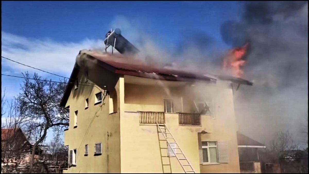 İki katlı evin &ccedil;atısında &ccedil;ıkan yangın b&uuml;y&uuml;meden s&ouml;nd&uuml;r&uuml;ld&uuml;