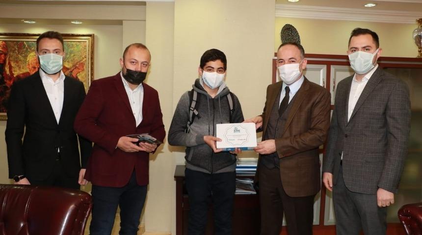 T&Uuml;GVA&rsquo;nın yarışmasında dereye giren &ouml;ğrenci &ouml;d&uuml;l&uuml;n&uuml; Başkan Saygılı&rsquo;dan aldı