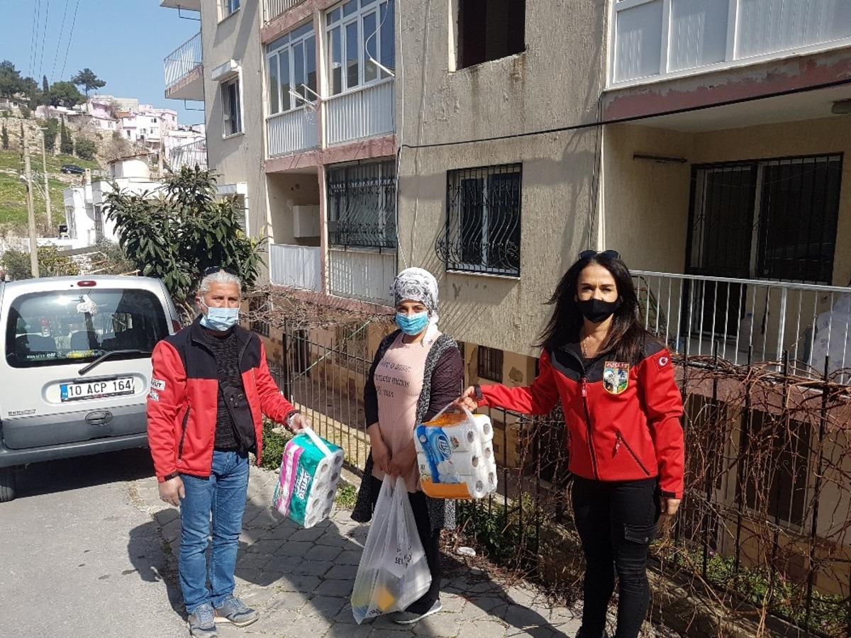 Depremzedelere yardım paketleri teslim edildi