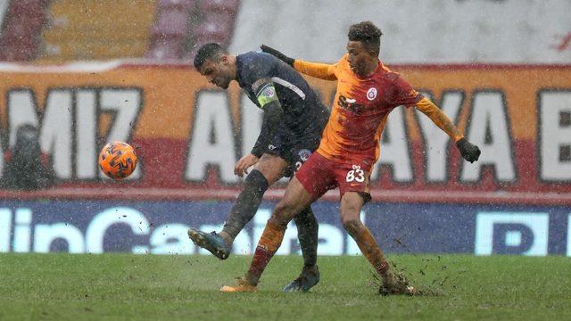 Galatasaray'ın evinde 14 Şubat'ta Kasımpaşa ile oynadığı maç, bozuk zemin sebebiyle spor medyasında oldukça eleştirilmişti.