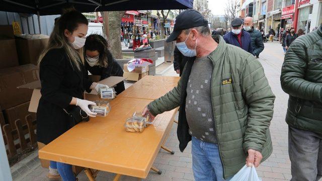 Odunpazarı Belediyesi kandil simidi dağıttı