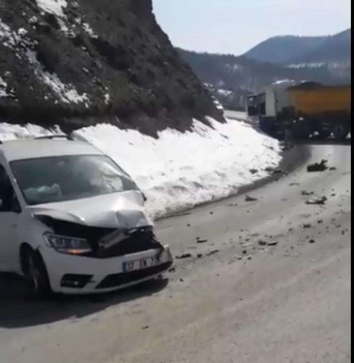 Tır ile hafif ticari ara&ccedil; &ccedil;arpıştı: 2 yaralı