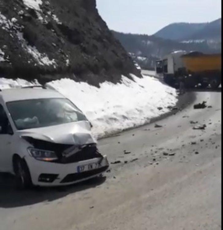 Tır ile hafif ticari araç çarpıştı: 2 yaralı G1