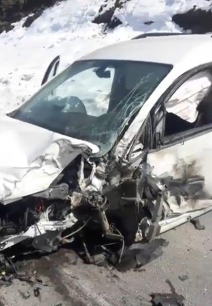 Tır ile hafif ticari araç çarpıştı: 2 yaralı G3