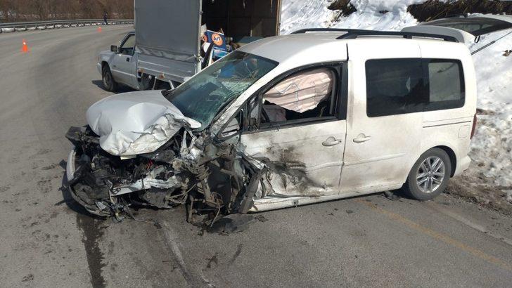 Tır ile hafif ticari araç çarpıştı: 2 yaralı G5