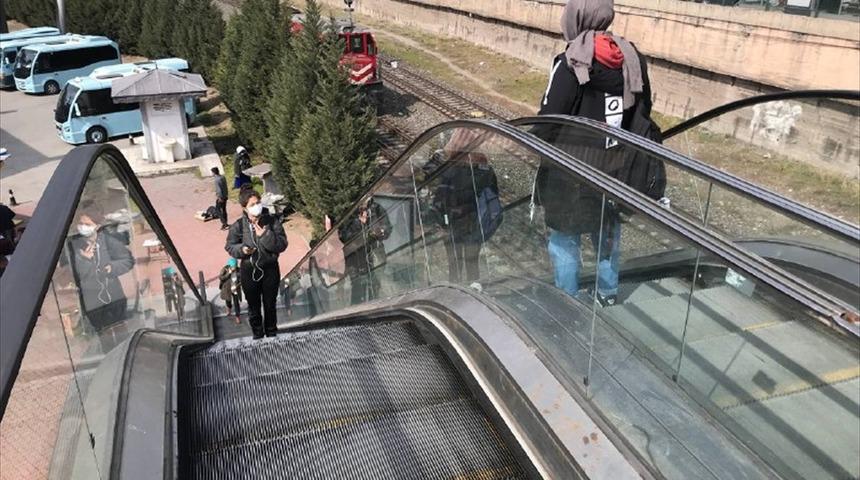 Yürüyen merdivene sıkışan 4 yaşındaki çocuk yaralandı