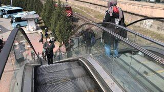 Yürüyen merdivene sıkışan 4 yaşındaki çocuk yaralandı