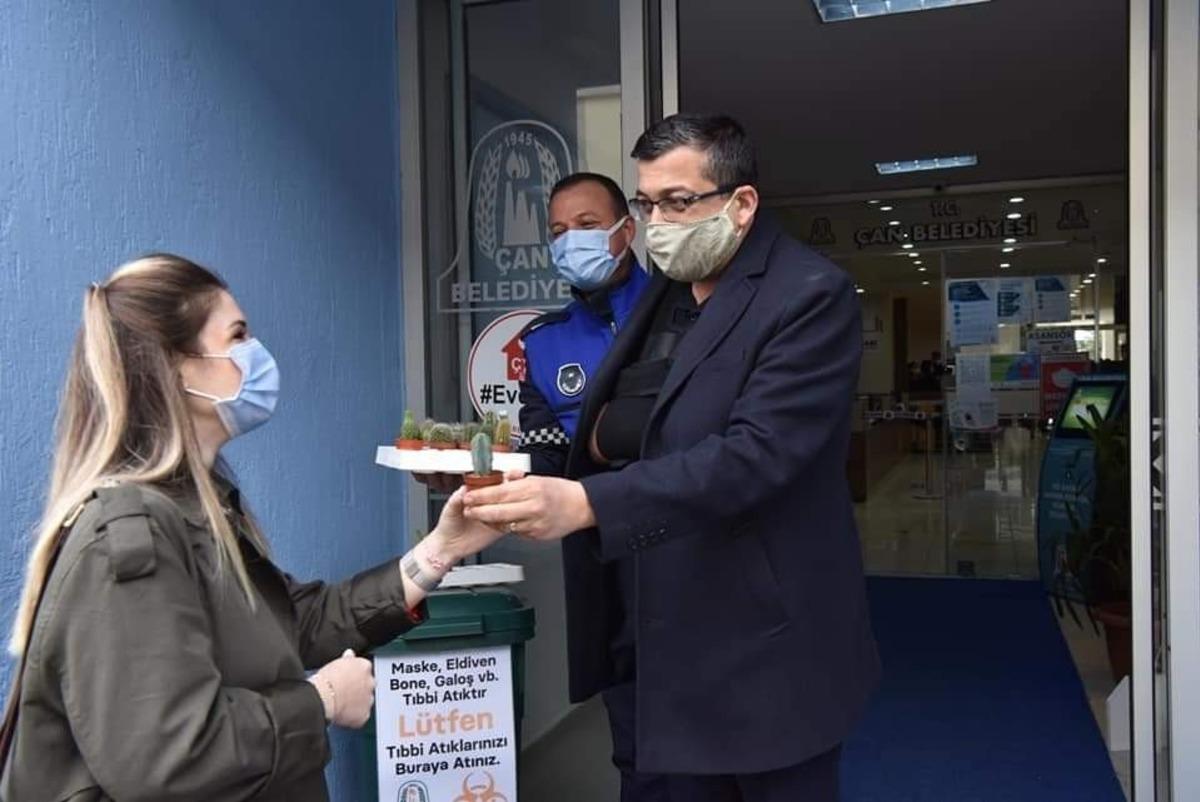 Başkan &Ouml;z, kadın personelleri &ccedil;i&ccedil;ekle karşıladı