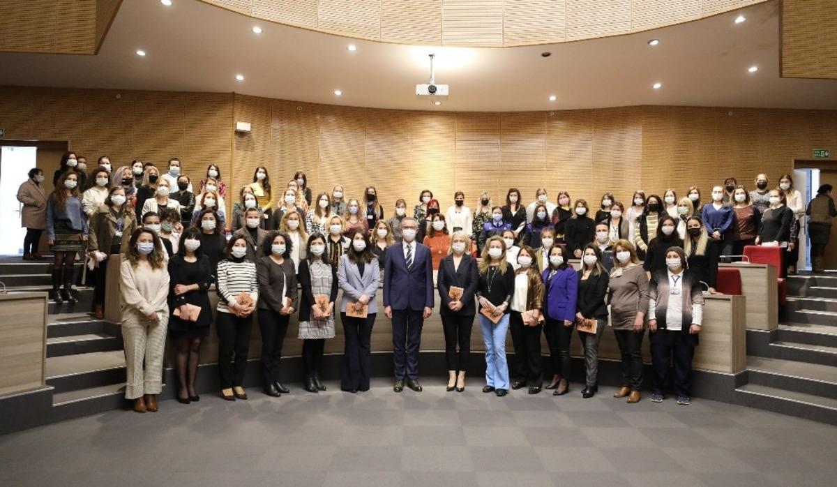 Başkan Arda&rsquo;dan kadın &ccedil;alışanlara kitap armağanı