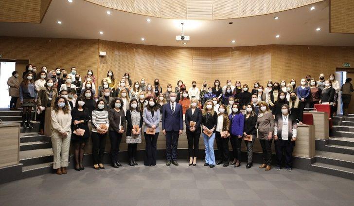 Başkan Arda’dan kadın çalışanlara kitap armağanı G1