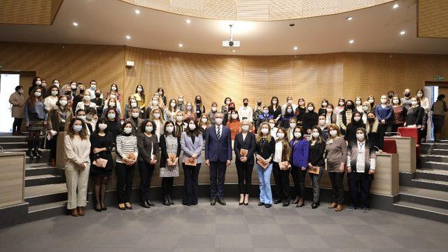 Başkan Arda’dan kadın çalışanlara kitap armağanı