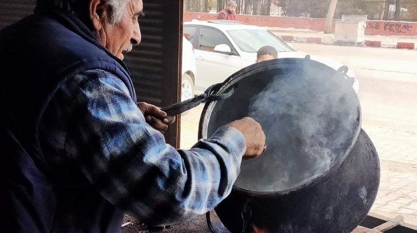 Bir kentin tek kalaycısı: Hepsi tahsil yaptı ama...