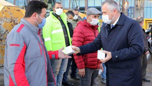 Başkan Hamit Kılıç’tan kandil simidi ikramı