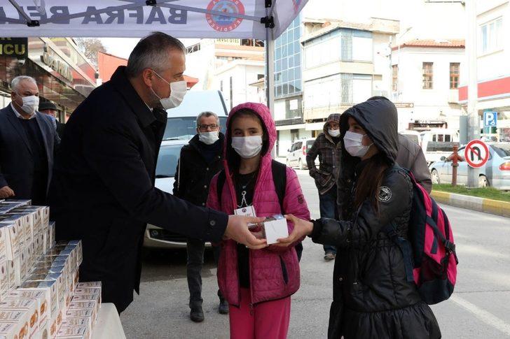 Başkan Hamit Kılıç’tan kandil simidi ikramı G2