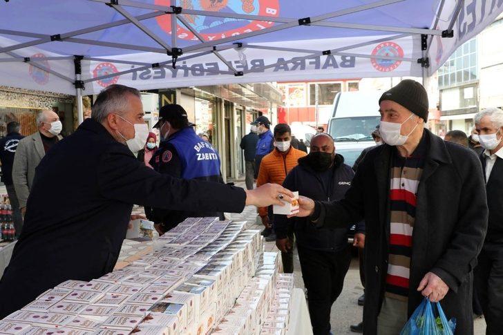 Başkan Hamit Kılıç’tan kandil simidi ikramı G3