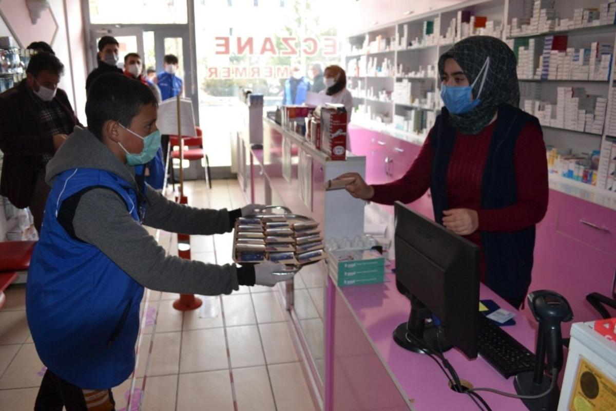 Kandilde vatandaşlara lokum ikram edildi