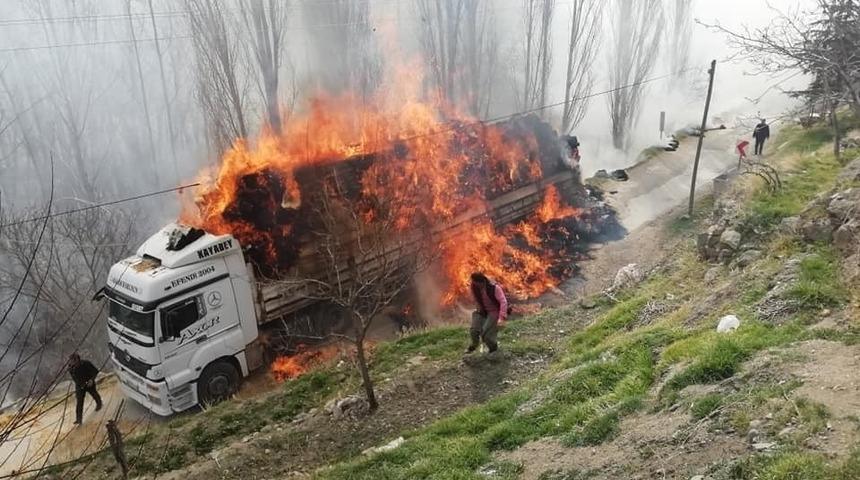 Konya'da alev alev yanan saman balyası yüklü TIR kullanılamaz hale geldi