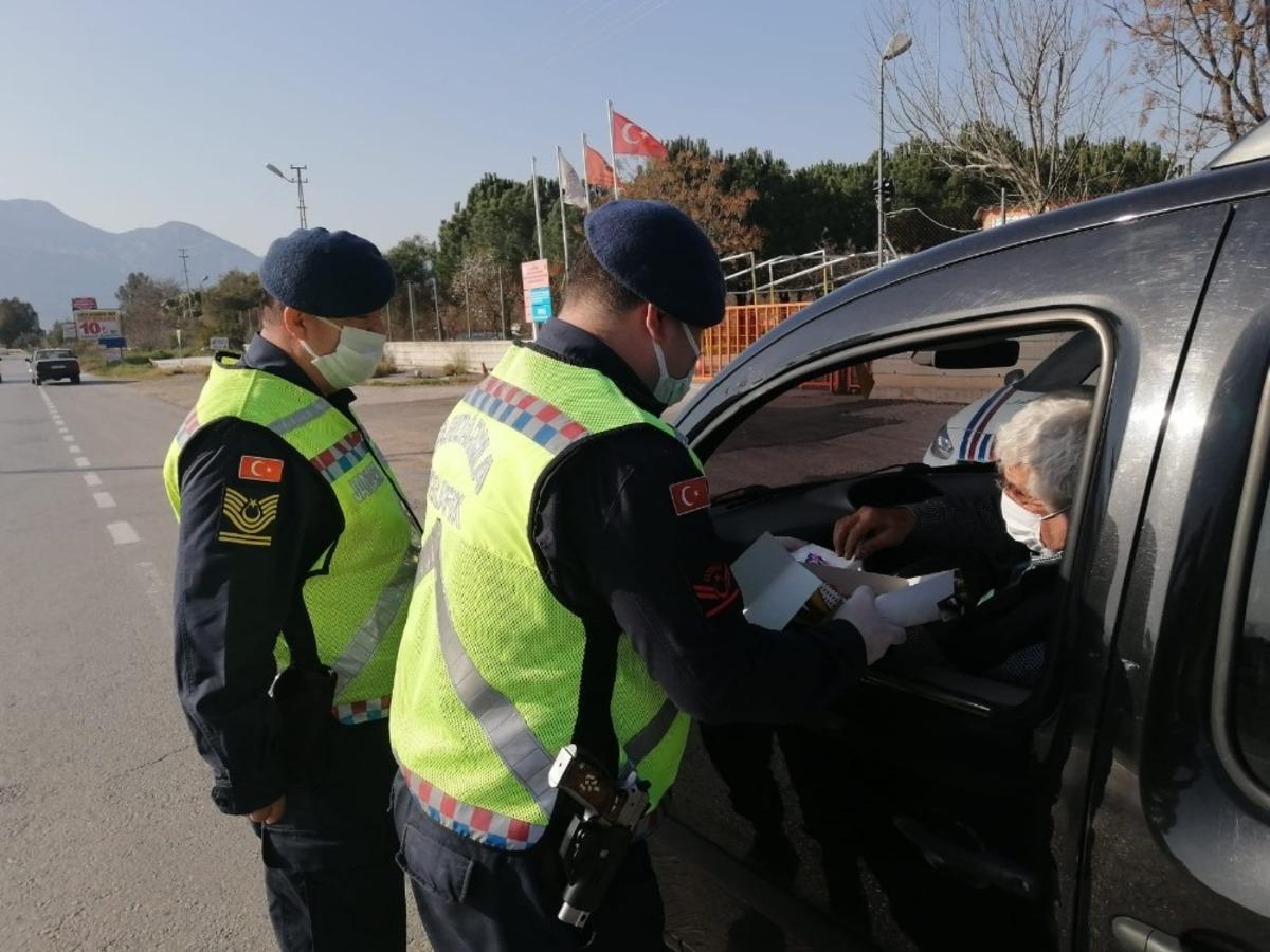 Jandarma denetlediği s&uuml;r&uuml;c&uuml;lere kandil simidi ikram etti