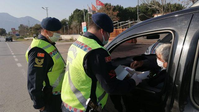 Jandarma denetlediği sürücülere kandil simidi ikram etti