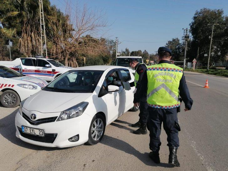 Jandarma denetlediği sürücülere kandil simidi ikram etti G2