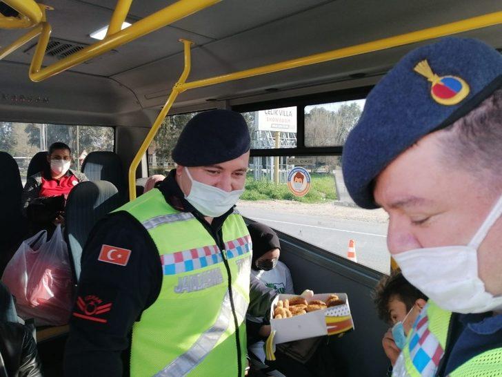 Jandarma denetlediği sürücülere kandil simidi ikram etti G3