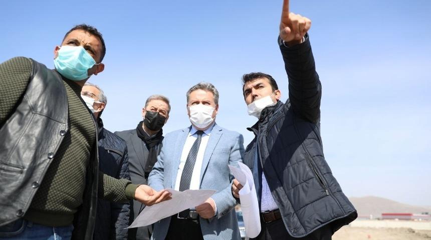 Melikgazi iki sanayi bölgesi arasındaki yolu imara uygun hale getiriyor