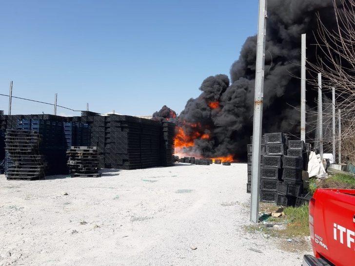 Seydikemer’de plastik kasa fabrikasında yangın paniği G1