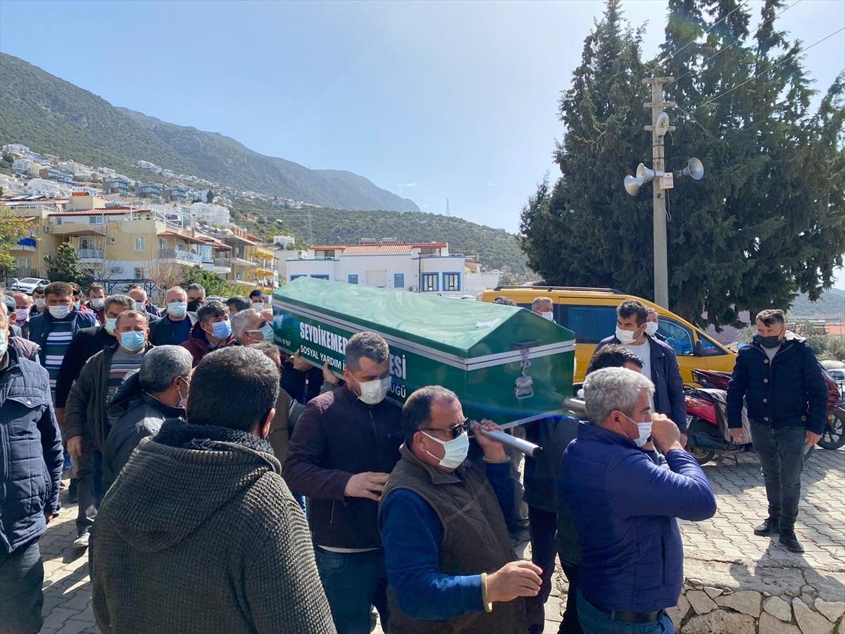 G&Uuml;NCELLEME - Muğla'daki trafik kazasında &ouml;len 5 kişi Antalya'da toprağa verildi