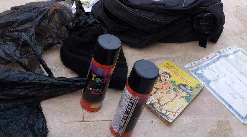 Mezar taşlarını sprey boya ile boyadığı belirlenen bir kişi gözaltına alındı