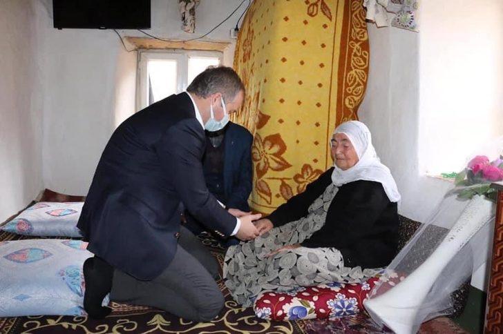 Hizan Kaymakamı Muhammed İkbal Yelek, 111 yaşındaki Makbule teyzeyi ziyaret etti G3