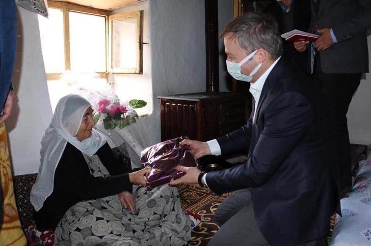 Hizan Kaymakamı Muhammed İkbal Yelek, 111 yaşındaki Makbule teyzeyi ziyaret etti G5