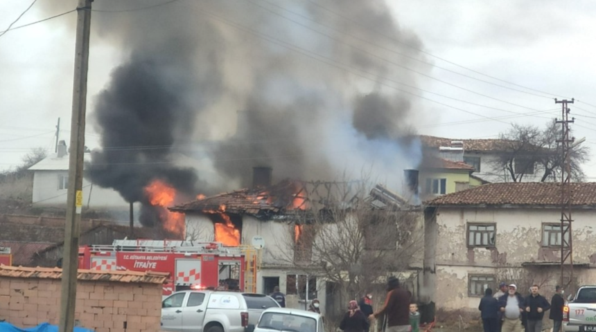 Kütahya’da ev, ahır ve samanlık alev alev yandı