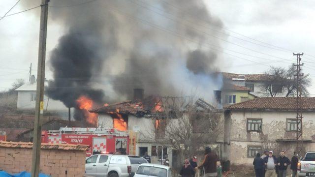 Kütahya’da ev, ahır ve samanlık alev alev yandı
